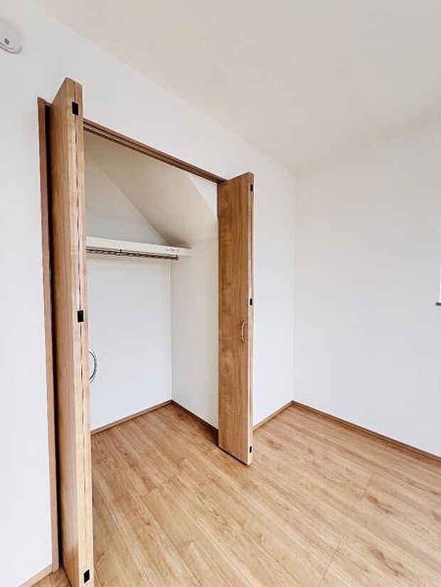 いつでもお部屋をスッキリお使い頂ける収納スペースを設置。