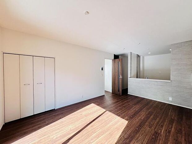 お食事中もキッチンと会話が楽しめるダイニングスペース。