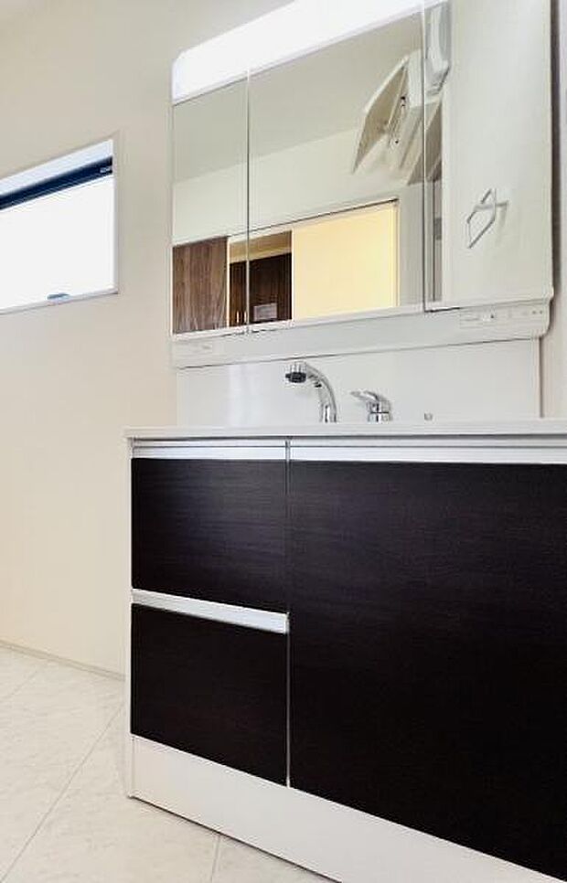 洗面化粧台です。朝の身支度から1日が始まります。