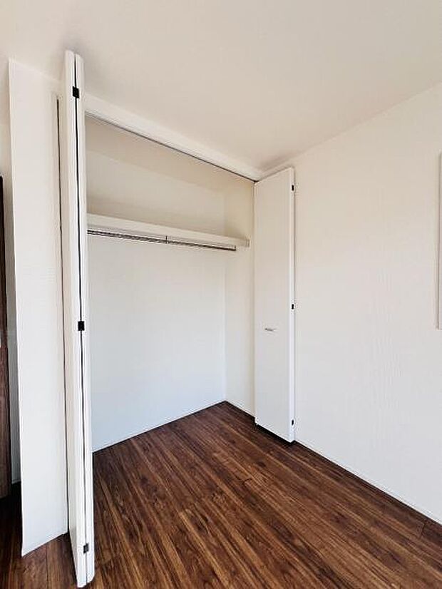 いつでもお部屋をスッキリお使い頂ける収納スペースを設置。