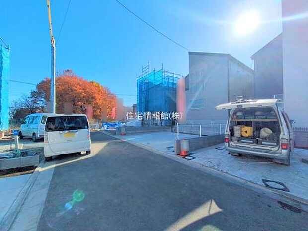 前面道路を含めた現地写真です。