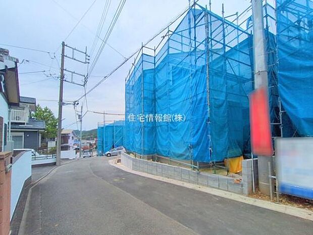 前面道路を含めた現地写真です。