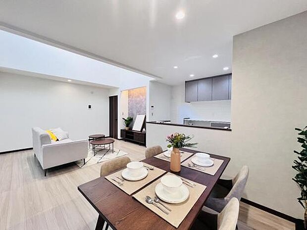 ご家族の温かい時間を演出するダイニングスペースです。