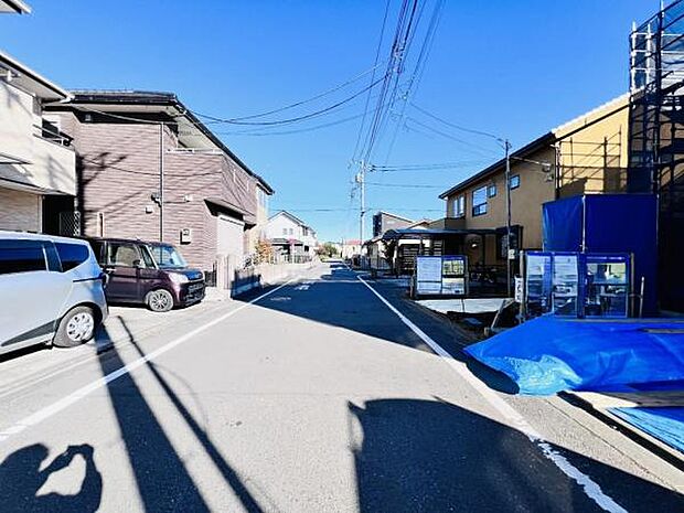 前面道路を含めた現地写真です。