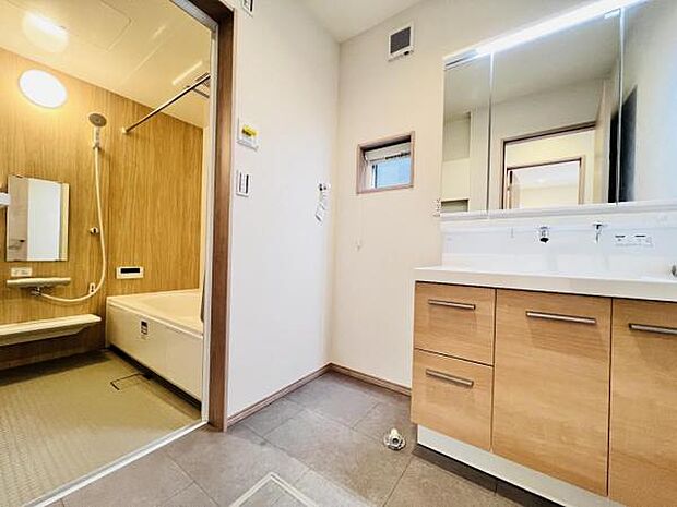 脱衣所は小さなお子様がいるご家庭にも重宝されます。