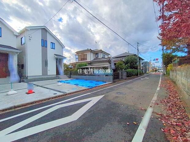 前面道路を含めた現地写真です。