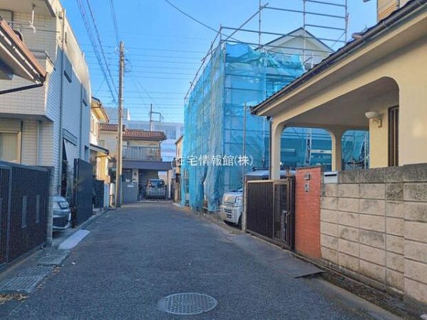 前面道路を含めた現地写真です。