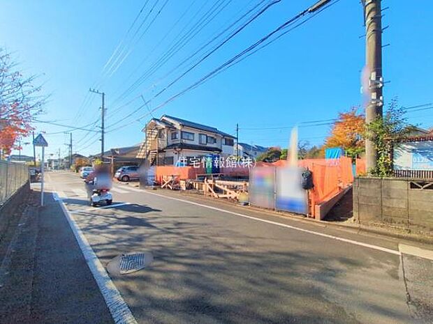 前面道路を含めた現地写真です。