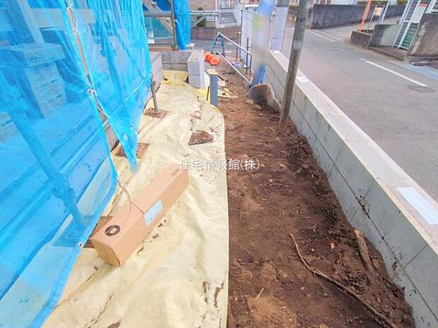 前面道路を含めた現地写真です。