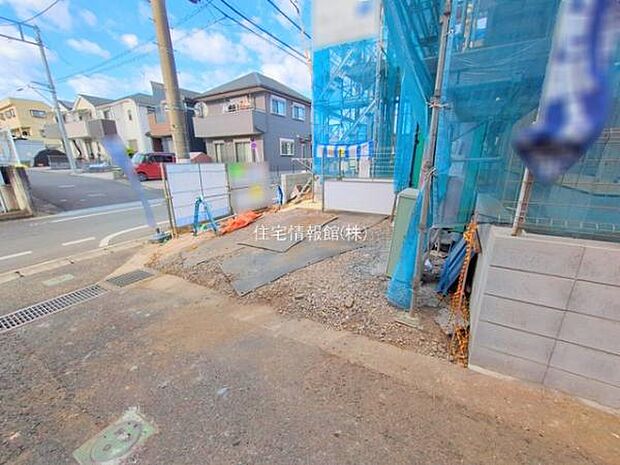 前面道路を含めた現地写真です。