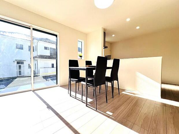 リビングダイニングになります。ご家族そろっての素敵な空間になりそうですね。