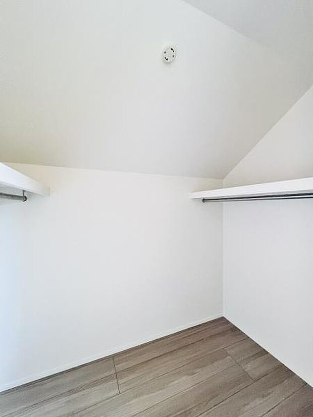 いつでもお部屋をスッキリお使い頂ける収納スペースを設置。