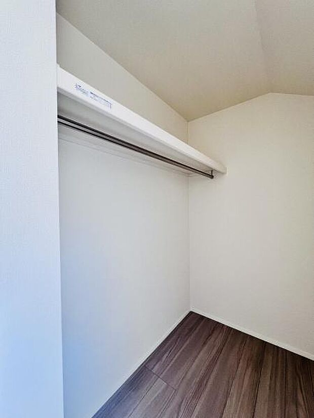 いつでもお部屋をスッキリお使い頂ける収納スペースを設置。