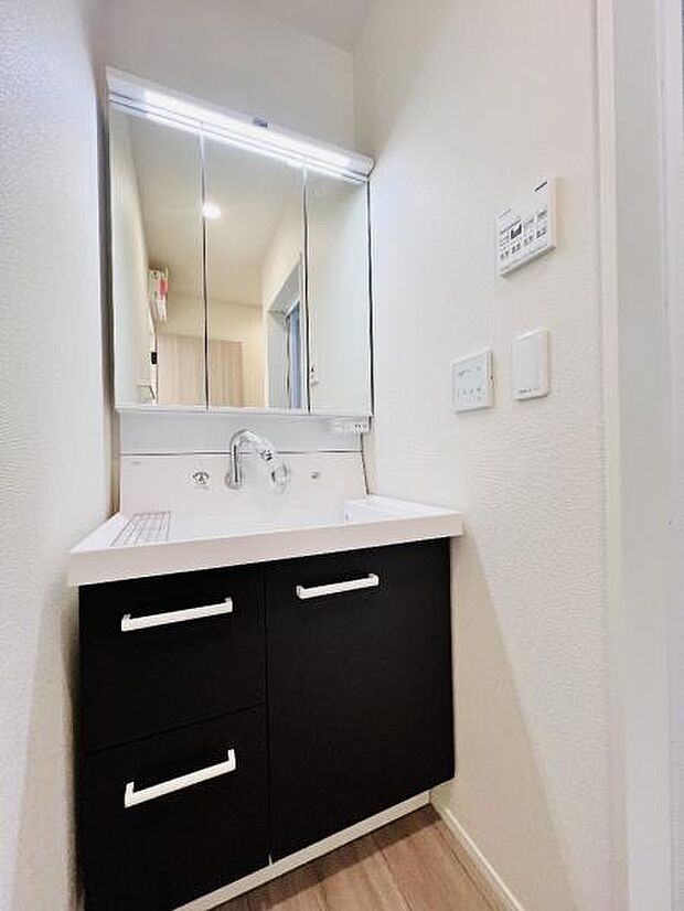 洗面化粧台です。朝の身支度から1日が始まります。