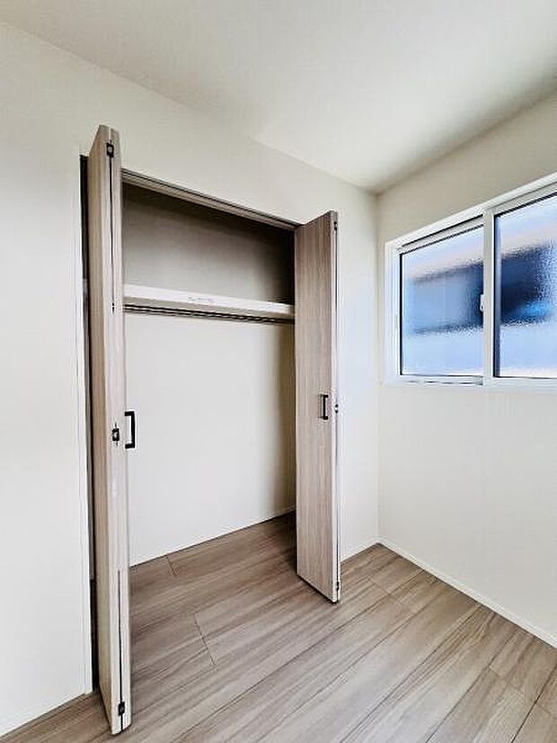 いつでもお部屋をスッキリお使い頂ける収納スペースを設置。