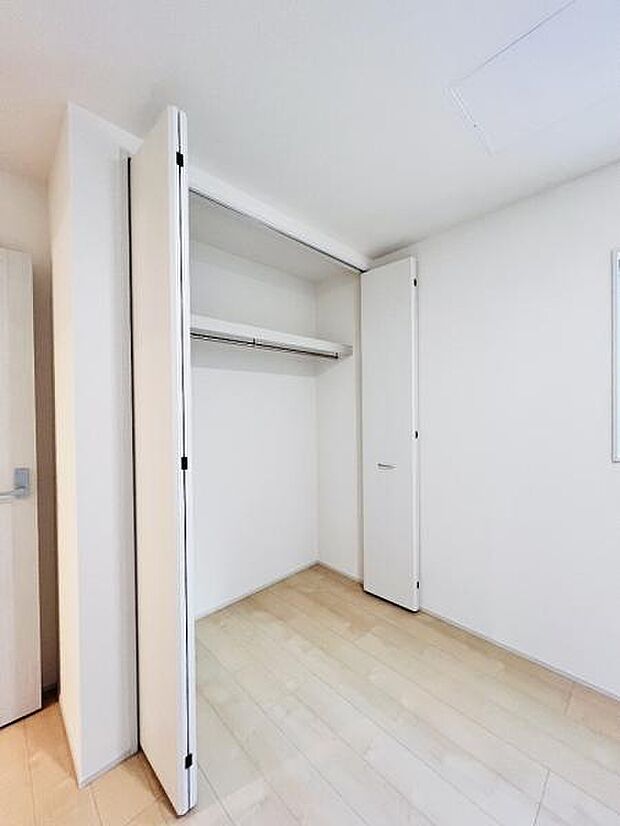 いつでもお部屋をスッキリお使い頂ける収納スペースを設置。