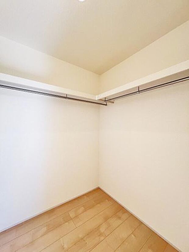 いつでもお部屋をスッキリお使い頂ける収納スペースを設置。