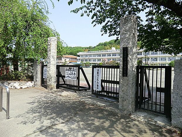 あきる野市立多西小学校まで約270m（徒歩4分）