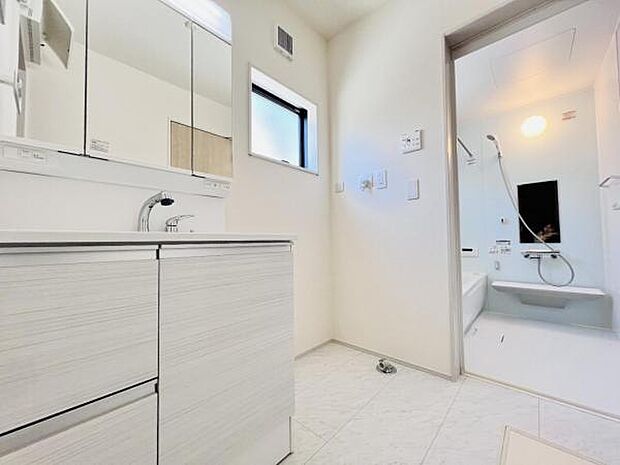 脱衣所は小さなお子様がいるご家庭にも重宝されます。