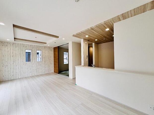 お食事中もキッチンと会話が楽しめるダイニングスペース。