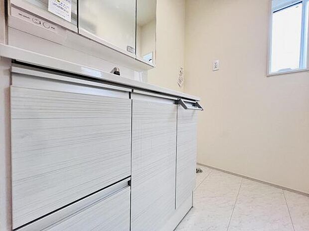 洗面化粧台です。朝の身支度から1日が始まります。