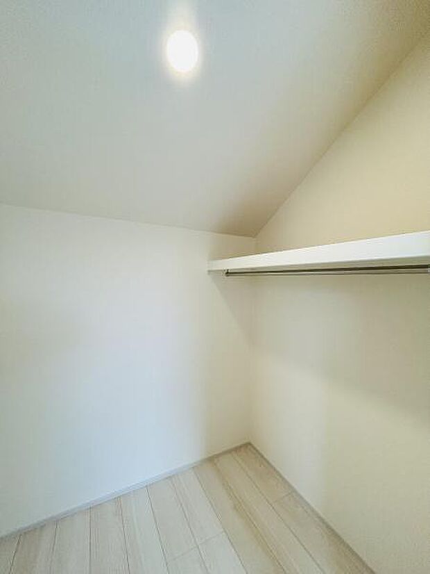 いつでもお部屋をスッキリお使い頂ける収納スペースを設置。