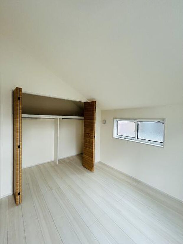 いつでもお部屋をスッキリお使い頂ける収納スペースを設置。