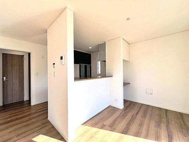 お食事中もキッチンと会話が楽しめるダイニングスペース。