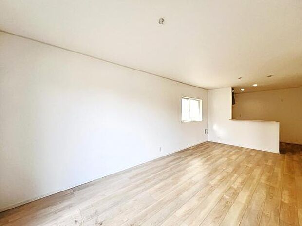 お食事中もキッチンと会話が楽しめるダイニングスペース。