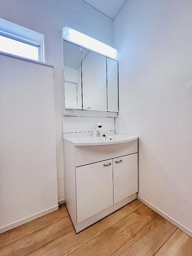 洗面化粧台です。朝の身支度から1日が始まります。