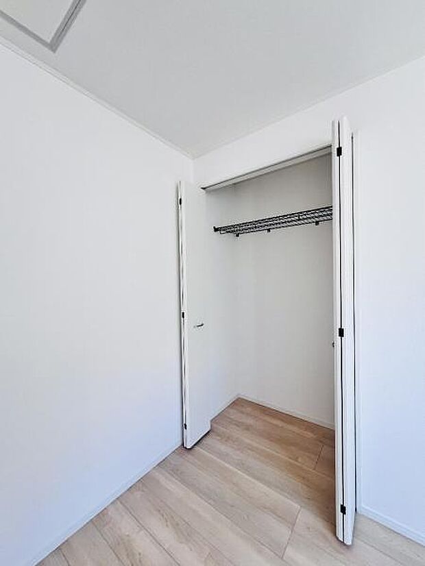 いつでもお部屋をスッキリお使い頂ける収納スペースを設置。