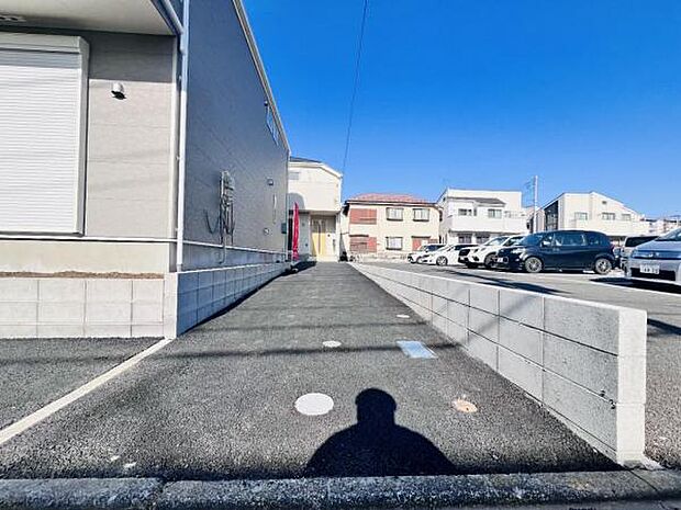 駐車場ももちろん完備しておりますのでお車所有の方にも心強いです。