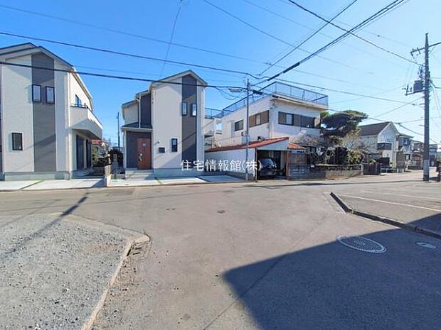 前面道路を含めた現地写真です。