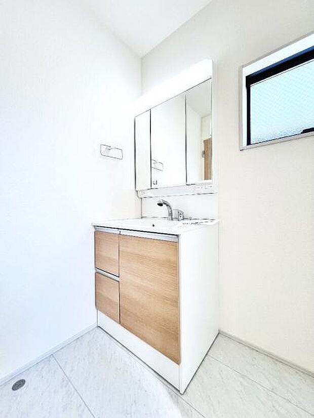 洗面化粧台です。朝の身支度から1日が始まります。