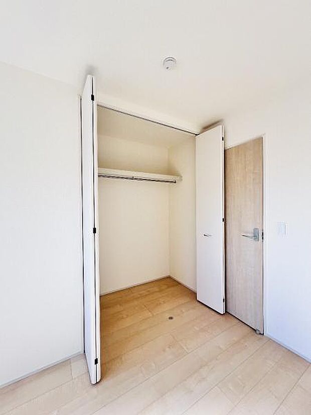 いつでもお部屋をスッキリお使い頂ける収納スペースを設置。