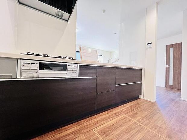 お食事中もキッチンと会話が楽しめるダイニングスペース。