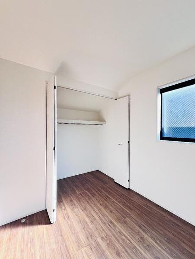 いつでもお部屋をスッキリお使い頂ける収納スペースを設置。