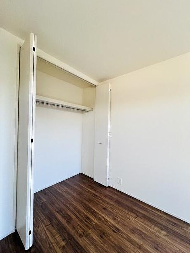 いつでもお部屋をスッキリお使い頂ける収納スペースを設置。