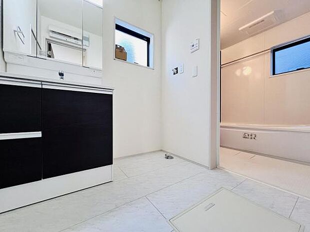 脱衣所は小さなお子様がいるご家庭にも重宝されます。