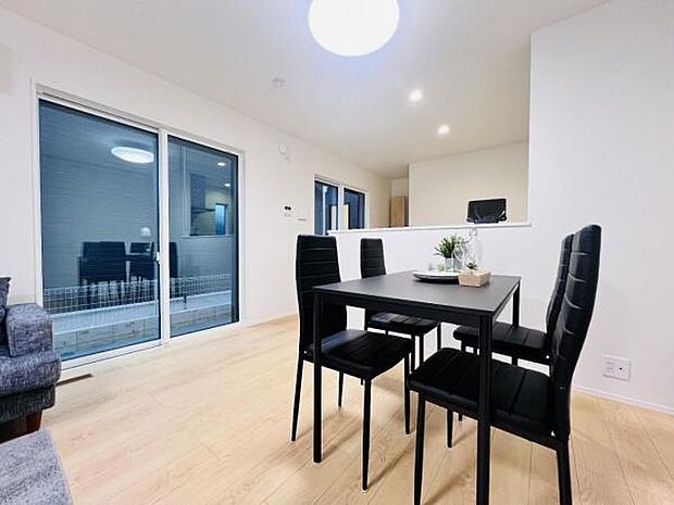 リビングダイニングになります。ご家族そろっての素敵な空間になりそうですね。