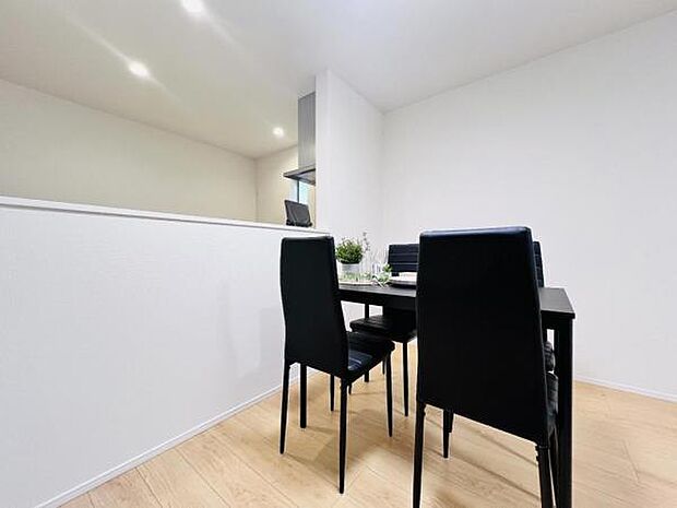 ご家族の温かい時間を演出するダイニングスペースです。