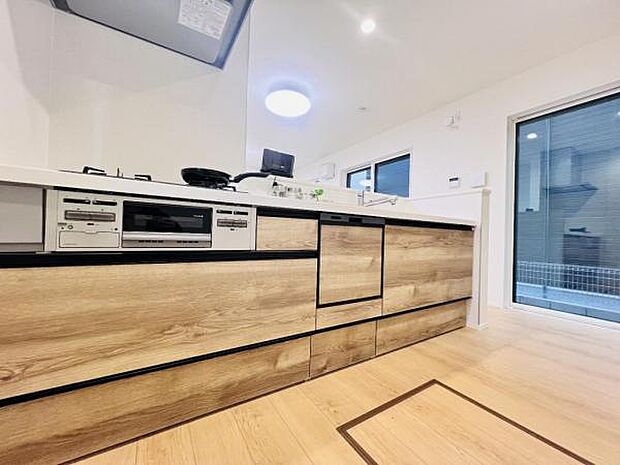 お食事中もキッチンと会話が楽しめるダイニングスペース。