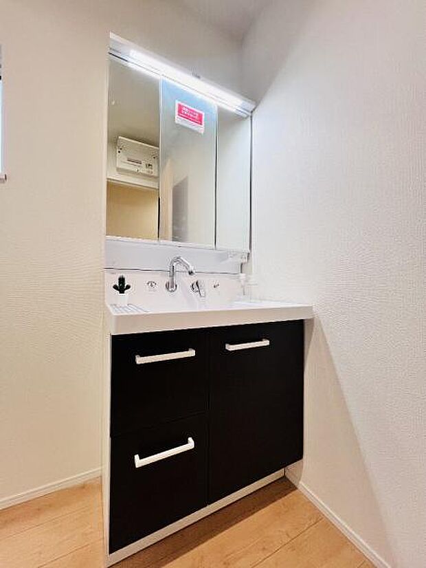 洗面化粧台です。朝の身支度から1日が始まります。