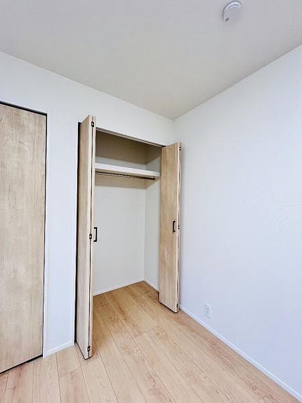 いつでもお部屋をスッキリお使い頂ける収納スペースを設置。