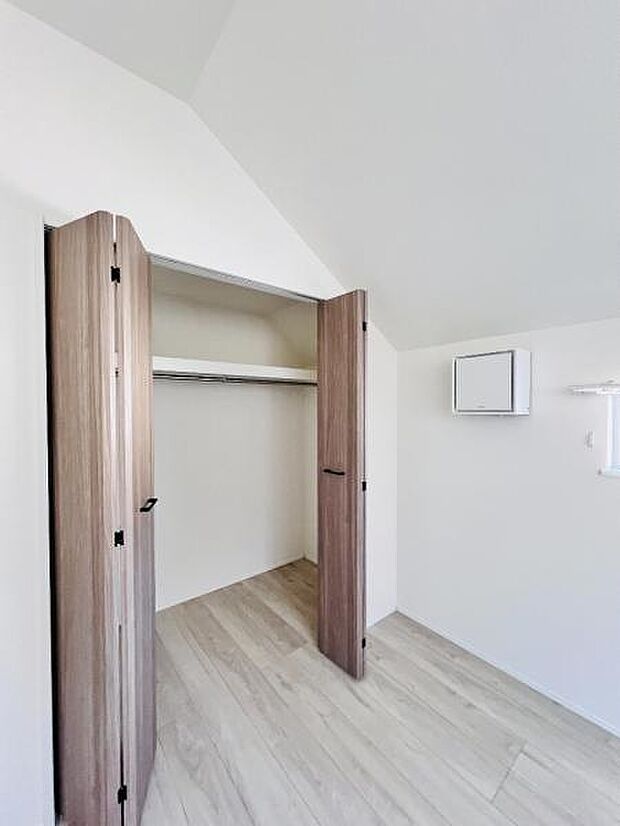 いつでもお部屋をスッキリお使い頂ける収納スペースを設置。