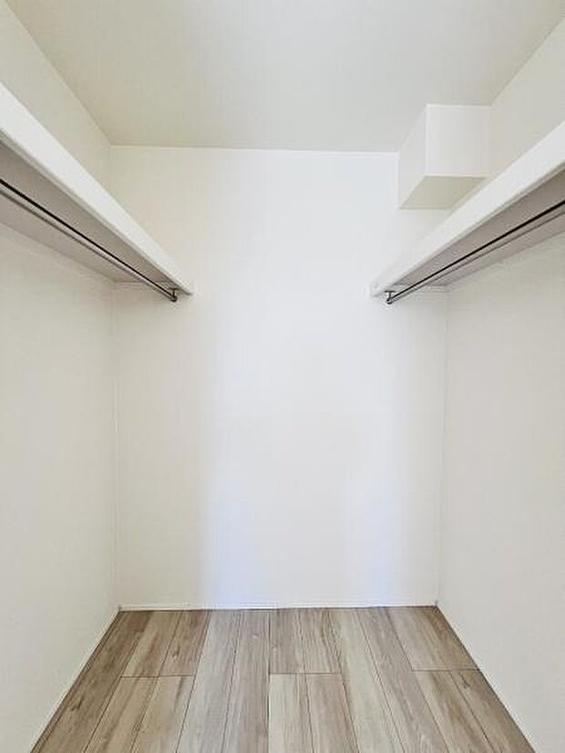 いつでもお部屋をスッキリお使い頂ける収納スペースを設置。