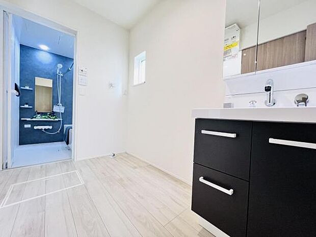 脱衣所は小さなお子様がいるご家庭にも重宝されます。