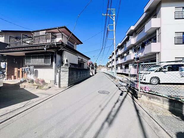 前面道路を含めた現地写真です。