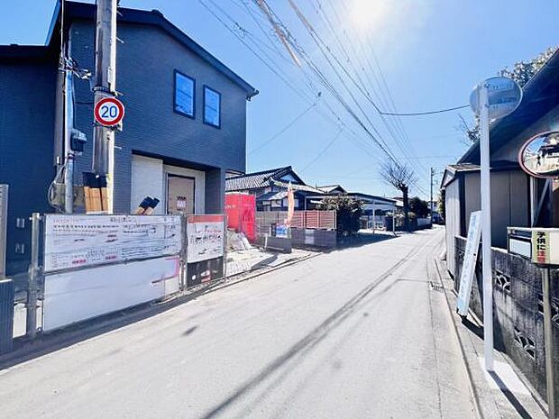 前面道路を含めた現地写真です。