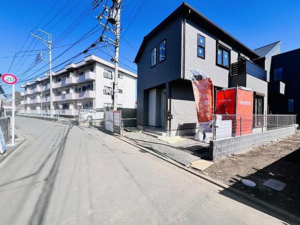 前面道路を含めた現地写真です。